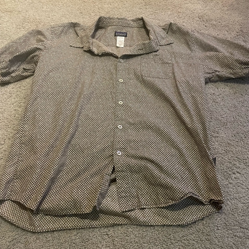 Brown & white patterned casual Patagonia button up size XL, but fits large